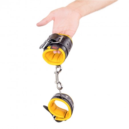 Menottes Poignets - Ø 21 A 32 cm / 6,5 cm - Cuir Noir Rembourré Jaune - Mousquetons Amovibles Et Chaîne Métal - The Red